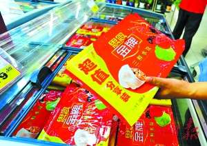 　　日前，思念三鲜水饺被检出可引起肺炎的金黄色葡萄球菌，现该批次水饺已经在北京全面停售，但当日广州部分超市仍有该品牌的三鲜水饺出售。（资料图片） 记者王燕 摄
